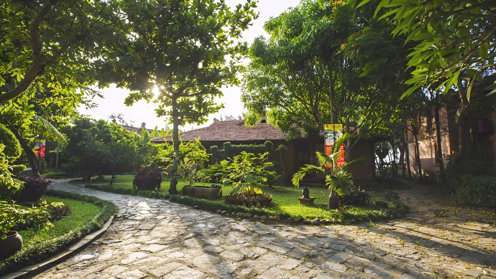 Khu nghỉ dưỡng Vạn Chài yên tĩnh với không gian xanh mát, lối đi lát đá và kiến trúc hài hòa thiên nhiên.