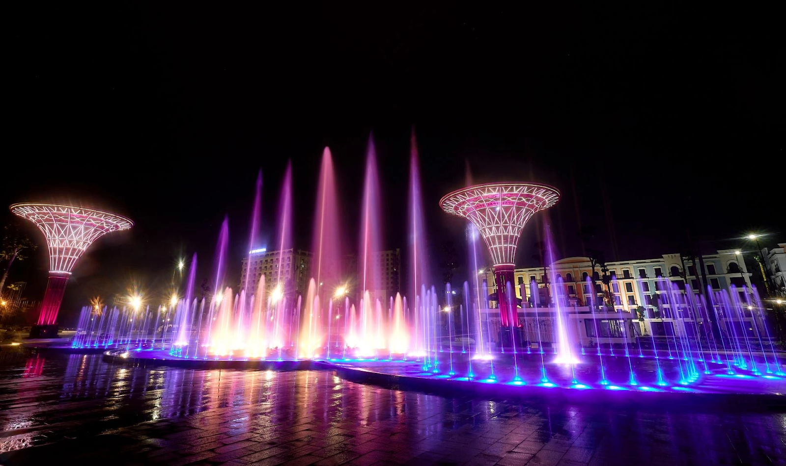 Quảng trường biển Sầm Sơn rực rỡ về đêm với show nhạc nước ánh sáng, điểm check-in và vui chơi sôi động bậc nhất Thanh Hóa. 