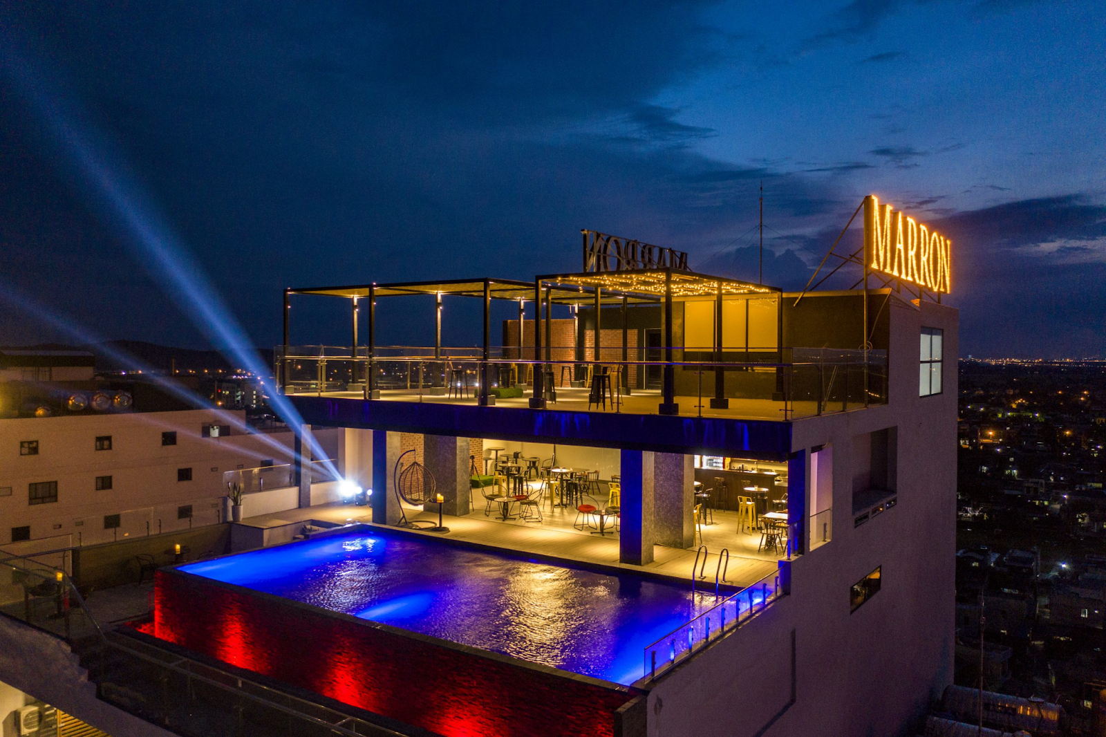 Khách sạn với rooftop bar và hồ bơi vô rực rỡ về đêm, không gian thư giãn lý tưởng ngắm toàn cảnh biển Sầm Sơn.