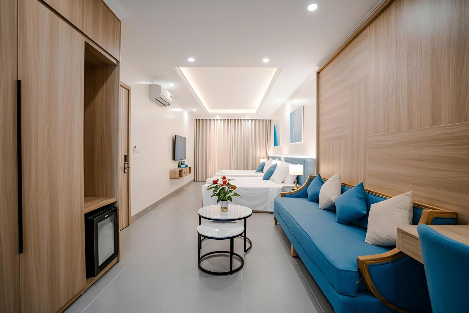 Phòng nghỉ với tông màu trang nhã, bố trí sofa và giường ngủ tiện nghi, mang lại cảm giác thoải mái khi lưu trú tại Sầm Sơn. 