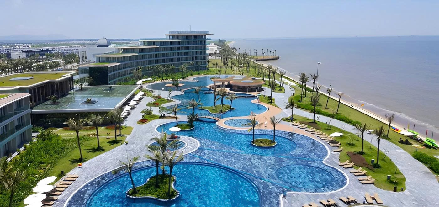FLC Luxury Hotel nổi bật với ban công hướng biển, hồ bơi ngoài trời rộng và không gian nghỉ dưỡng cao cấp.