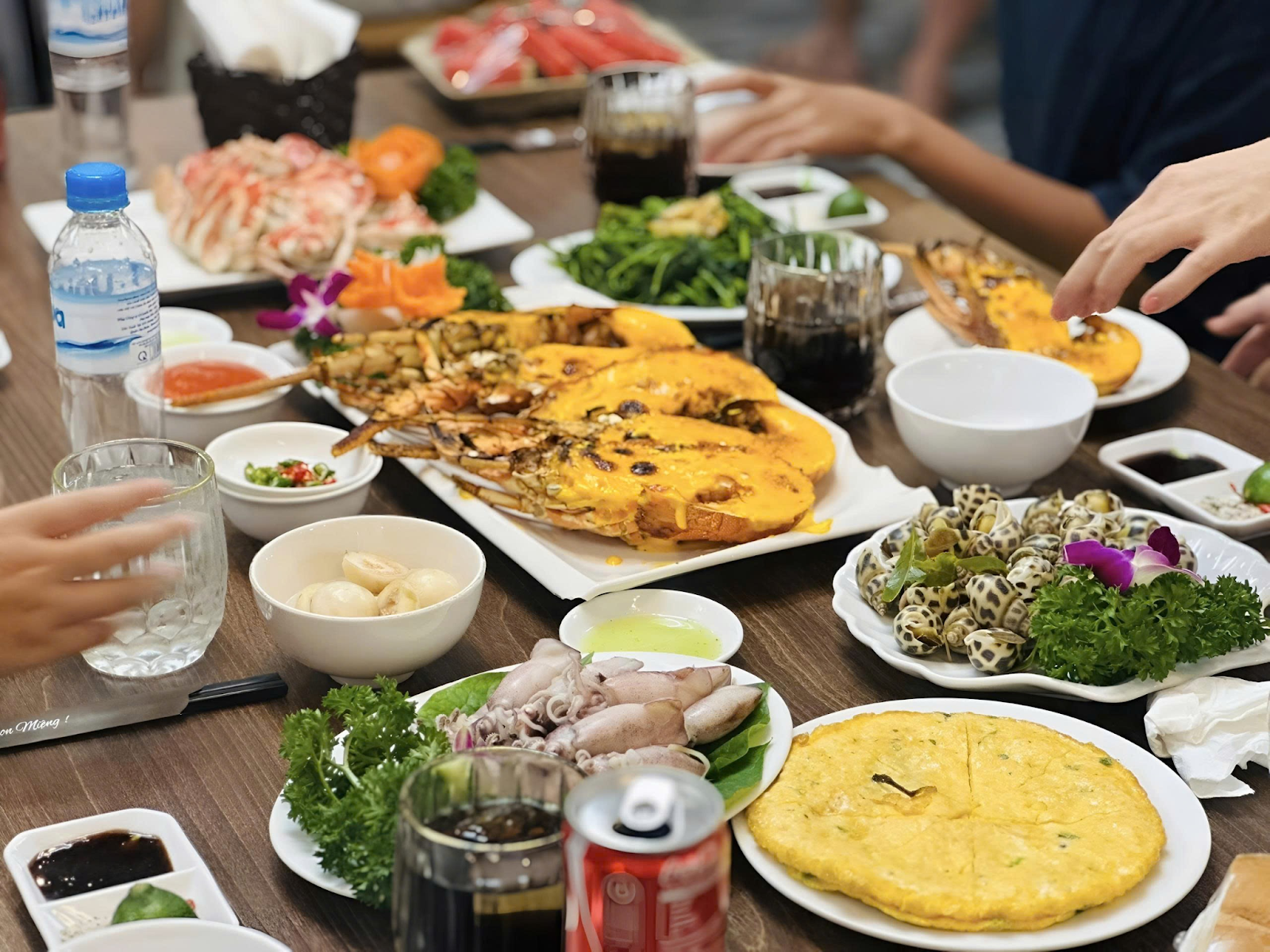 Trải nghiệm ẩm thực hải sản tươi sống tại nhà hàng hải sản Tuấn Năm.