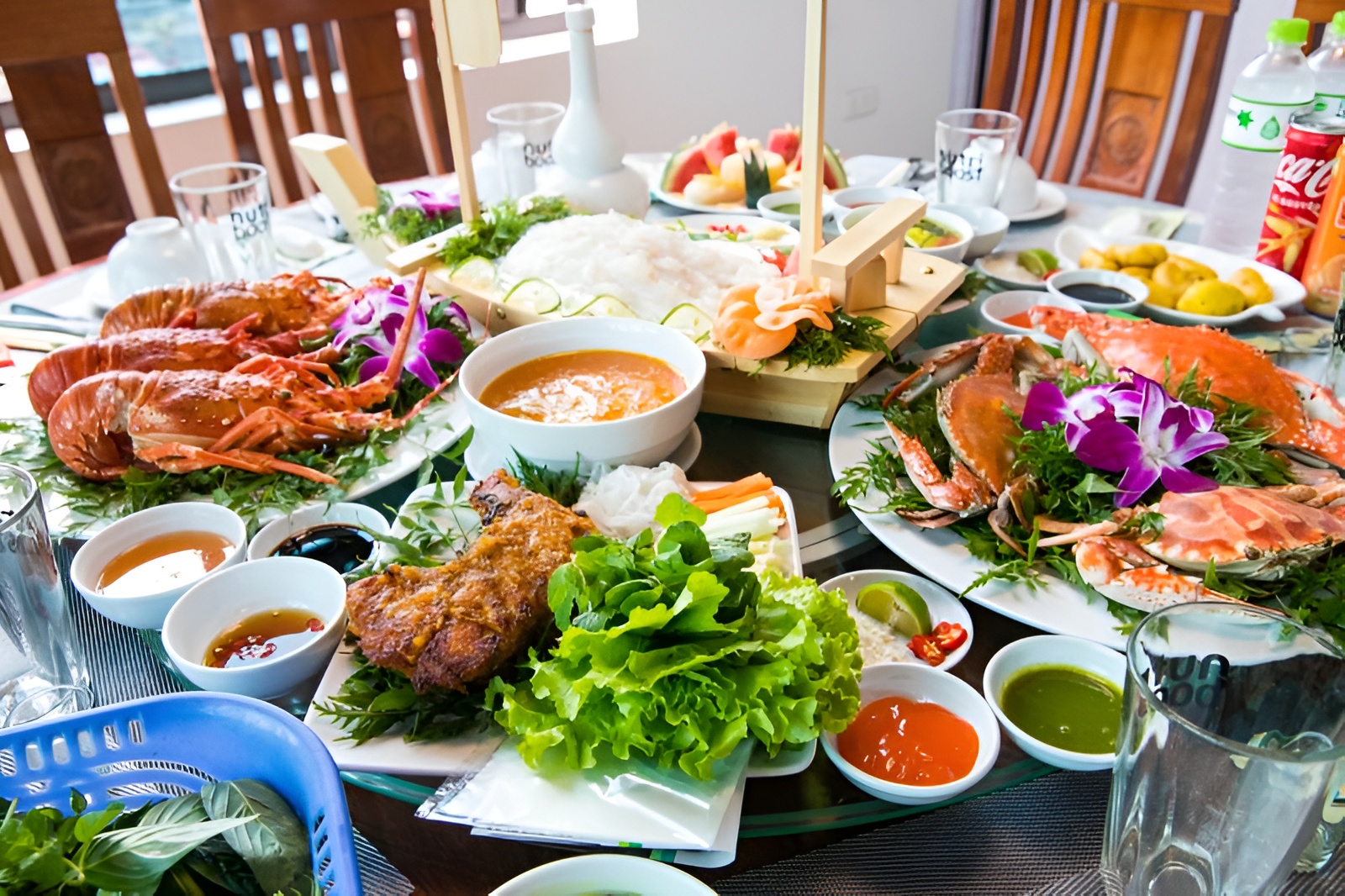 Ẩm thực Sầm Sơn hấp dẫn với mâm hải sản tươi ngon, trình bày đẹp mắt, đậm hương vị biển Thanh Hóa.