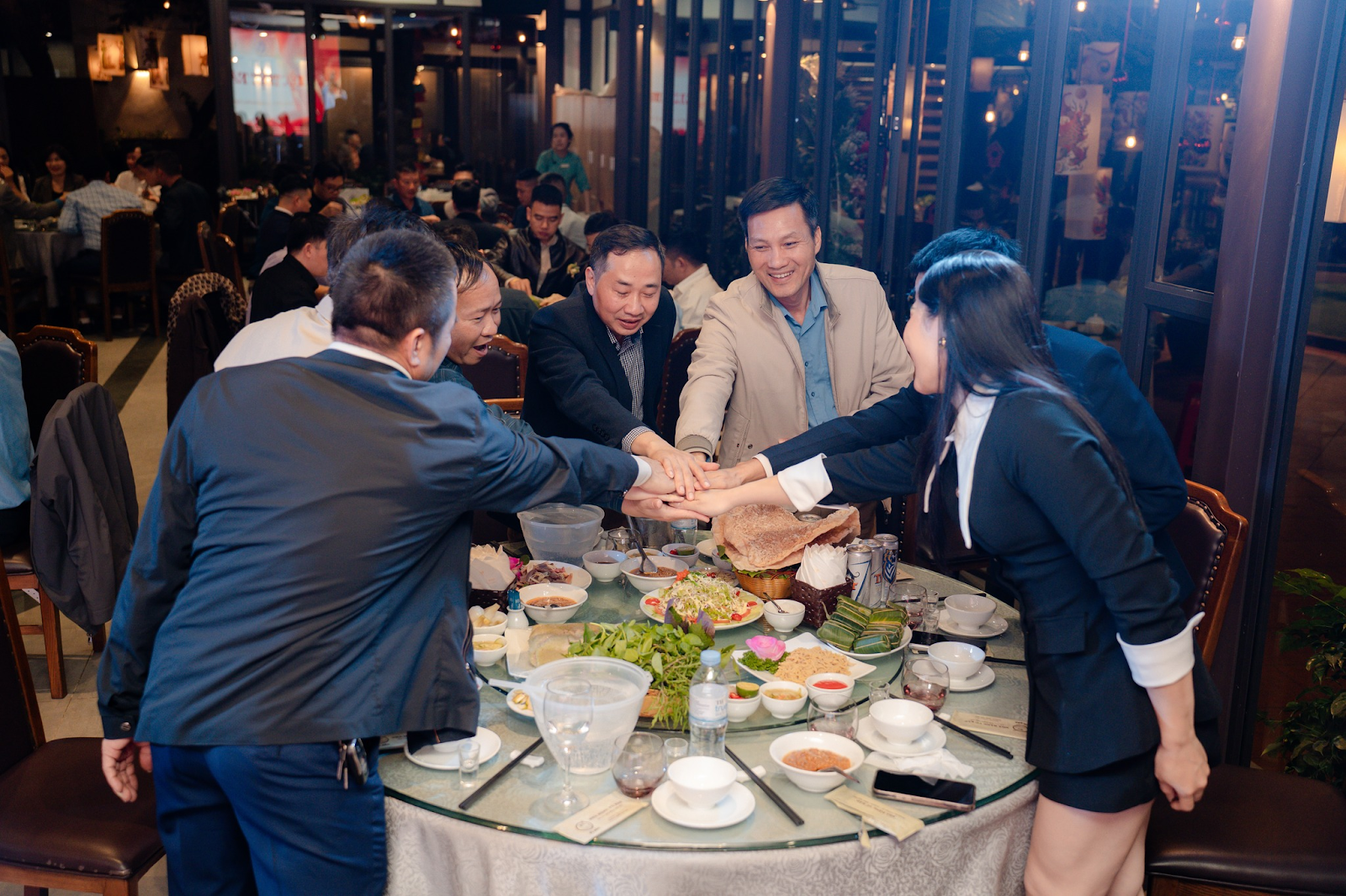 Nhà hàng phù hợp tổ chức tiệc, tiếp khách và sum họp gia đình đông người. 