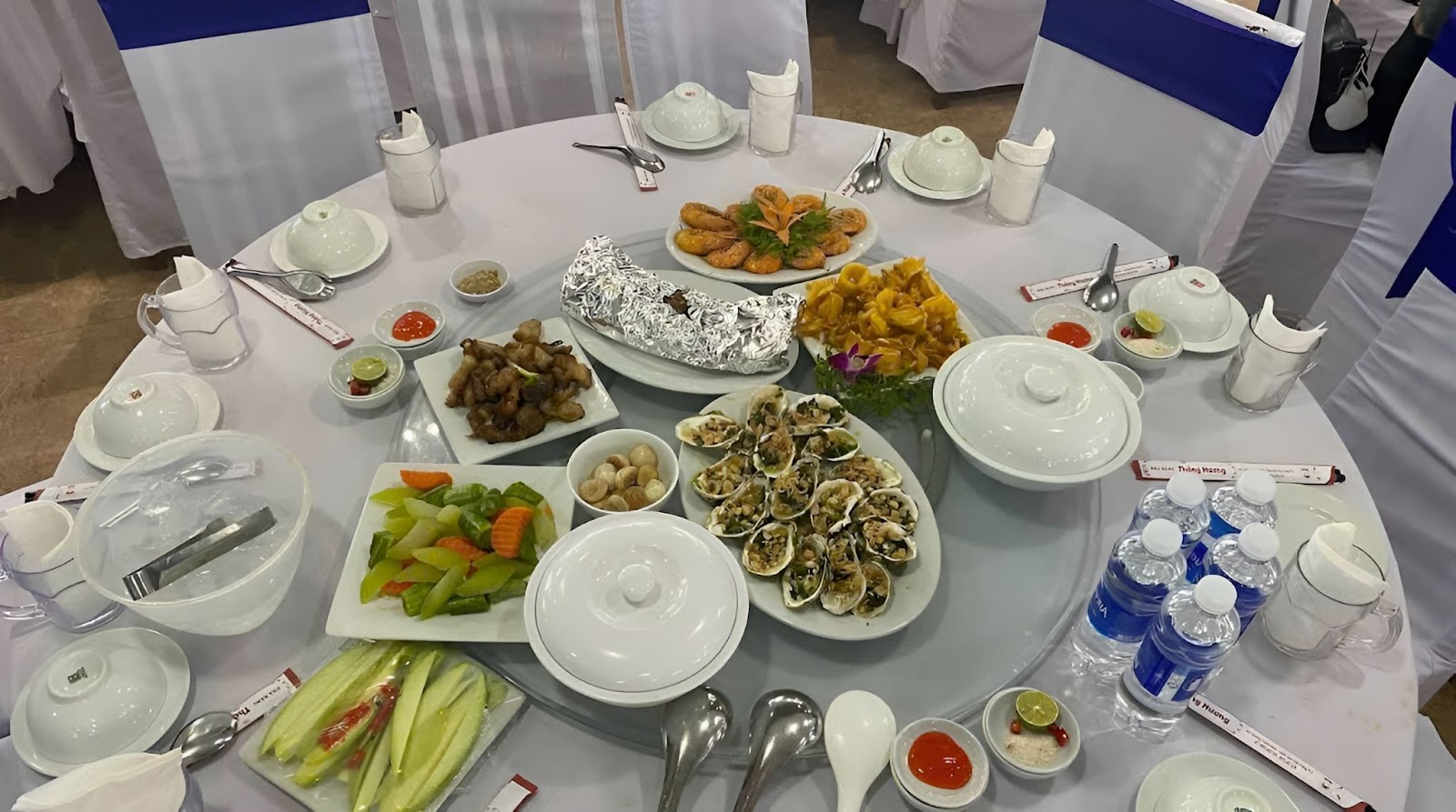 Bàn tiệc hải sản thịnh soạn, bày trí sang trọng.