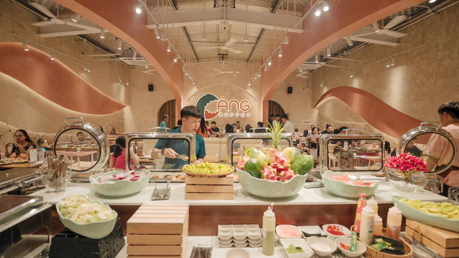 Trải nghiệm buffet trong không gian thoáng đãng, phù hợp gia đình và nhóm đông người. 