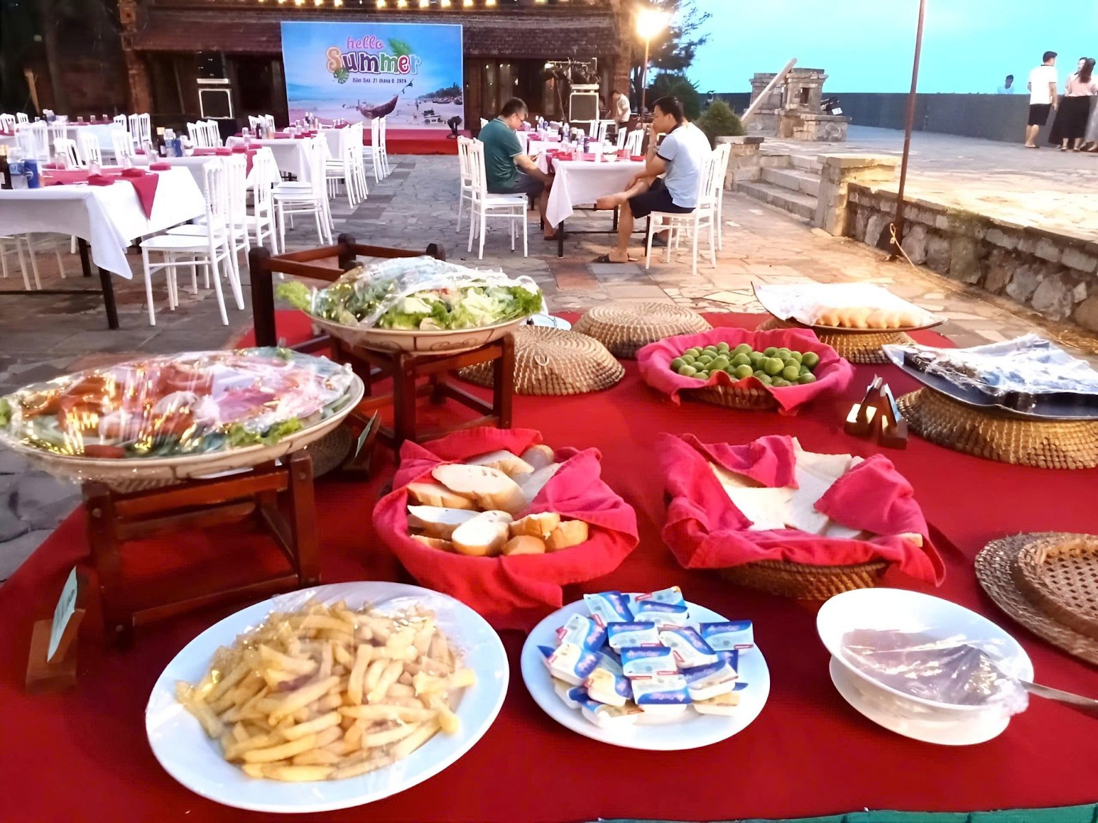 Bàn tiệc nhà hàng với các món ăn nhẹ khai vị, trình bày tinh tế, phù hợp tiệc ngoài trời và sự kiện du lịch. 
