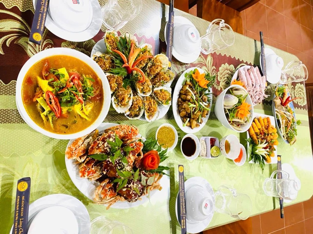 Mâm hải sản truyền thống với cua biển, hàu nướng, mực hấp và canh cá đậm vị. 