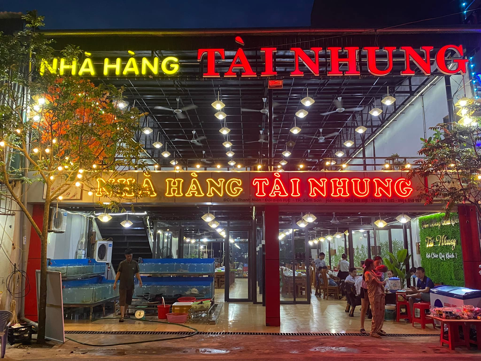 Nhà hàng Tài Nhung Sầm Sơn, quán ăn mở cửa Tết phục vụ hải sản cho du khách.