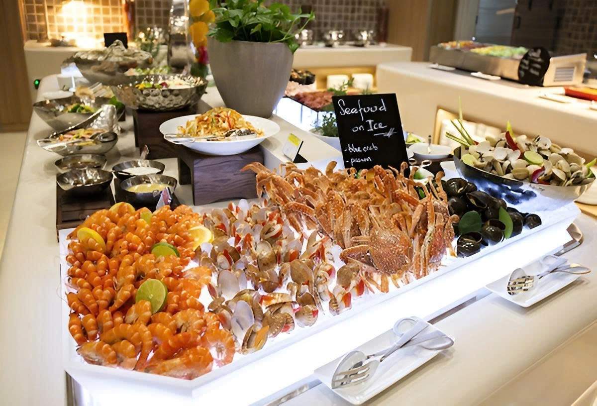 Quầy buffet hải sản Sầm Sơn đa dạng tôm cua ốc, tươi ngon mỗi ngày