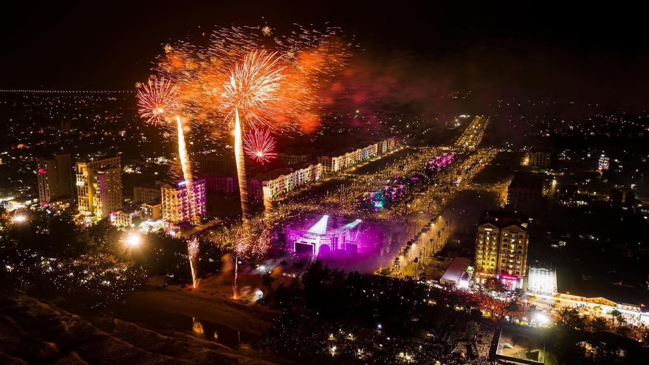 Quảng trường biển Sầm Sơn rực rỡ pháo hoa, điểm check-in sôi động mỗi dịp lễ hội và Tết. 