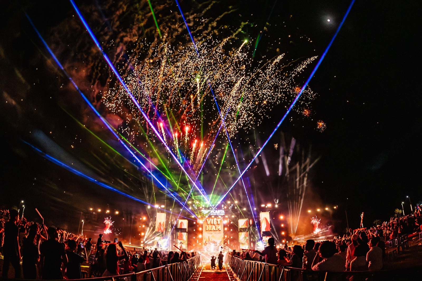 Lễ hội biển Sầm Sơn đầu năm mang đến không khí du xuân sôi động, mới mẻ.