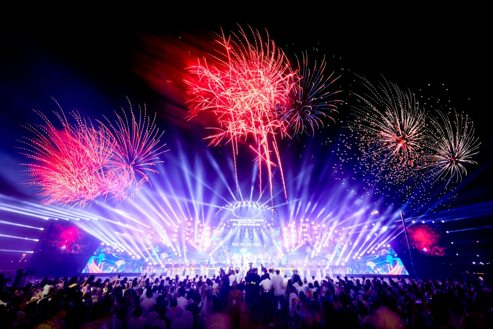 Lễ hội bắn pháo hoa tại Sầm Sơn. 
