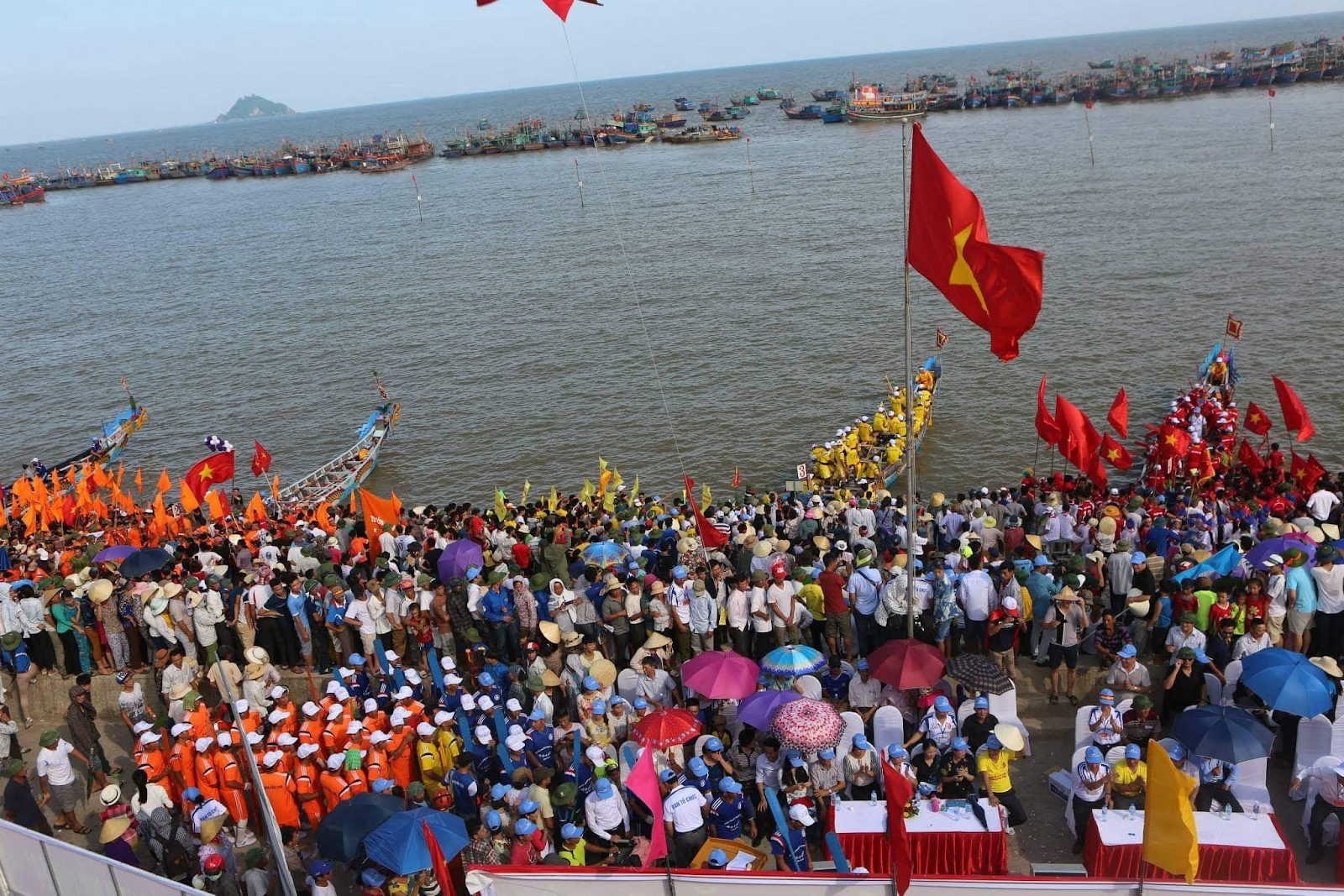 Lễ hội cầu ngư, đua thuyền thể hiện tín ngưỡng đặc trưng cư dân biển Sầm Sơn.