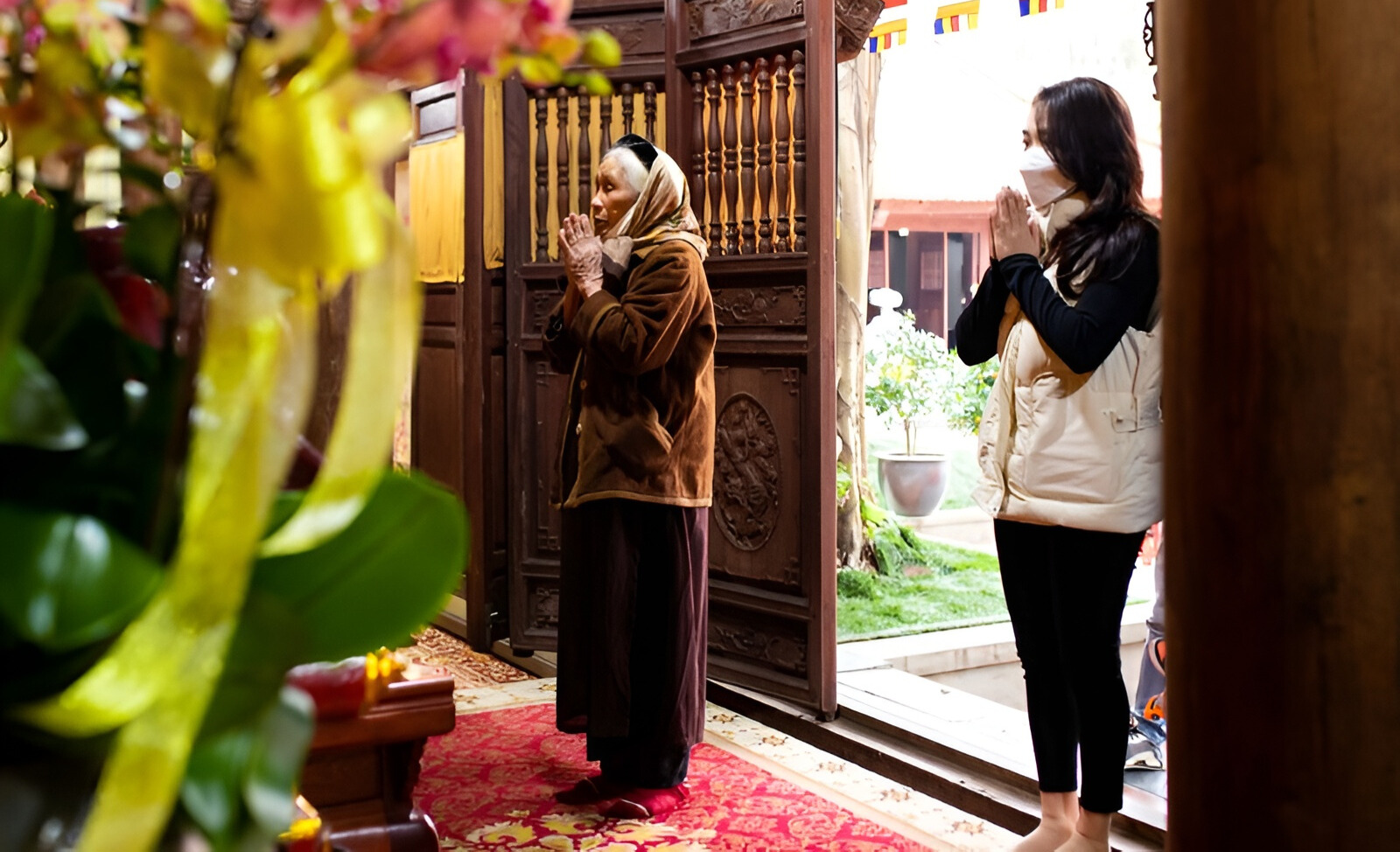 Dâng lễ với sự thành tâm, giữ gìn không gian tâm linh tại Sầm Sơn.