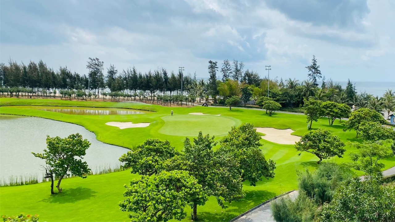 Trải nghiệm sân golf tiêu chuẩn quốc tế khi nghỉ Tết tại Sầm Sơn.