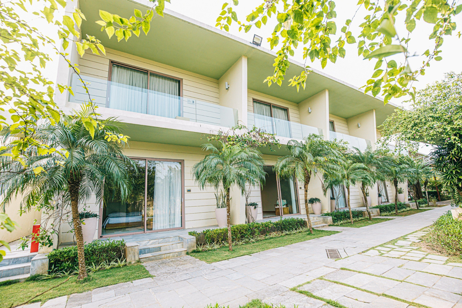 Khuôn viên thoáng đãng, phù hợp gia đình nghỉ dưỡng Tết tại Victoria.