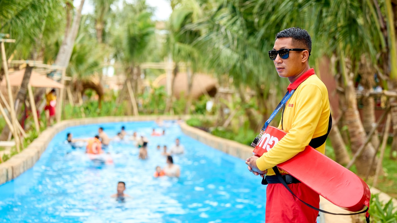 An ninh và cứu hộ túc trực khắp khu vui chơi.