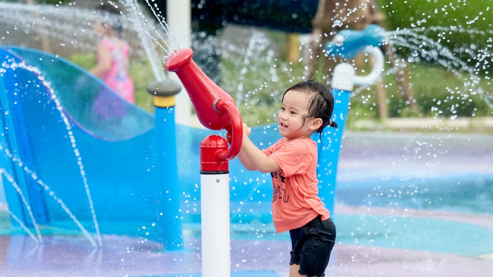 Đồ bơi vừa vặn giúp trải nghiệm hết mình.