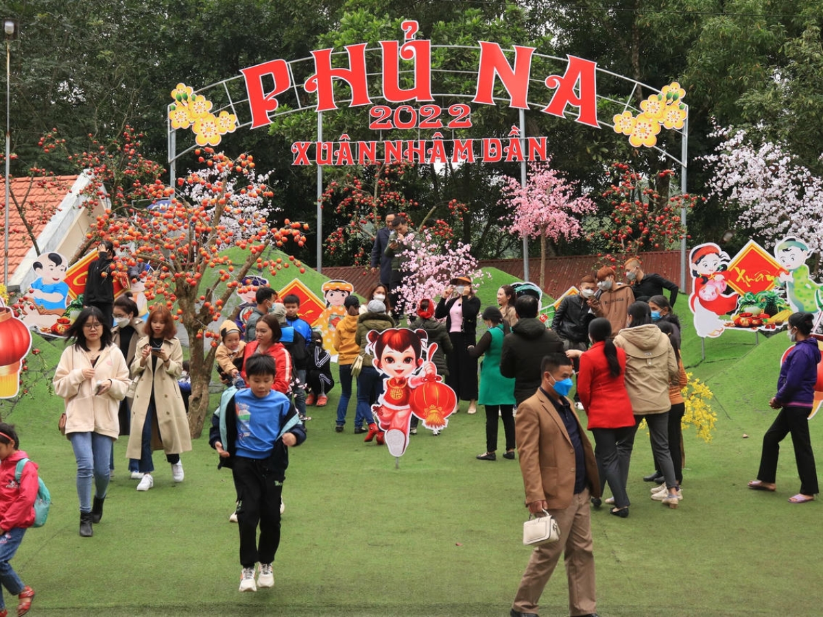 Không khí lễ hội linh đình, nhộn nhịp tại Phủ Na dịp đầu xuân. 