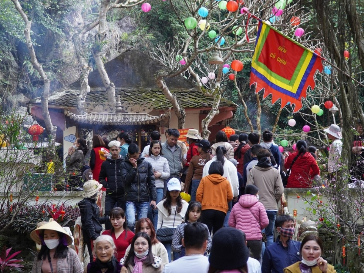 Du khách đến dâng hương, chiêm bái tại đền Phủ Na vào dịp đầu xuân. (Nguồn: Sưu tầm)