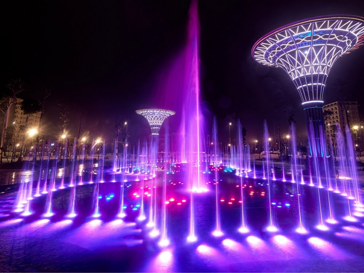 Thưởng thức biểu diễn nhạc nước hoành tráng tại quảng trường biển Sầm Sơn. (Nguồn: Sưu tầm)