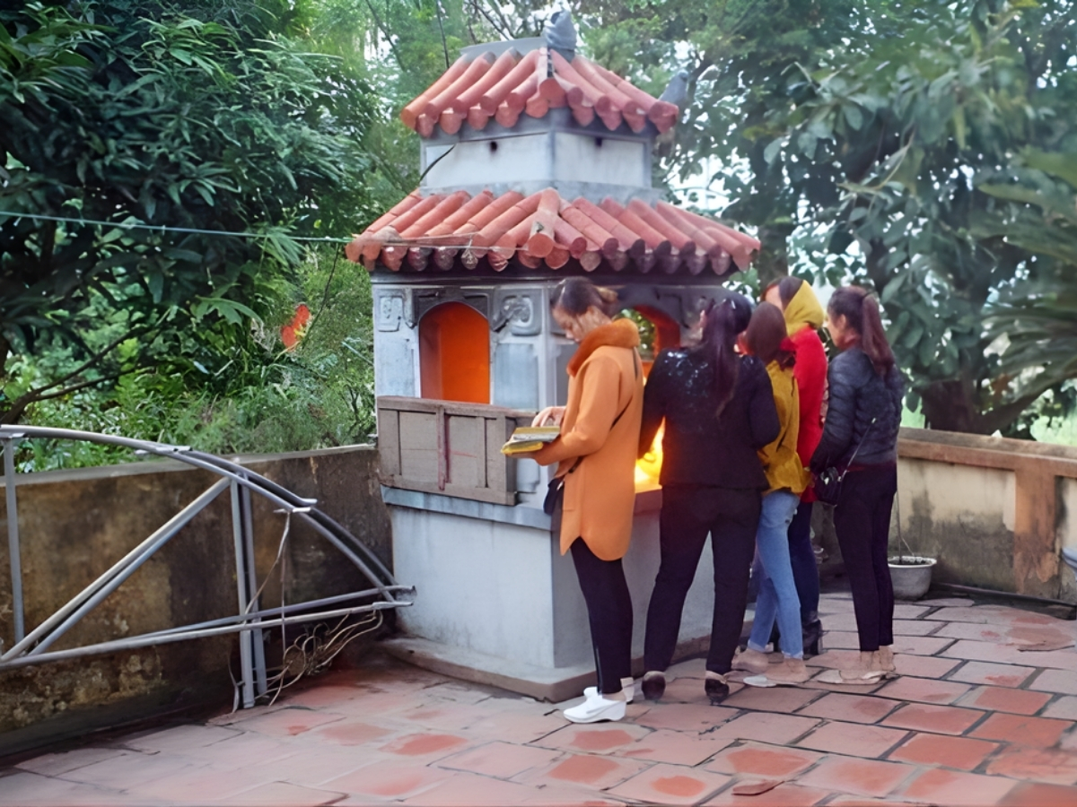 Nhân dân chăm lo hương khói và tỏ lòng ngưỡng mộ đối với Đề Lĩnh. (Nguồn: Sưu tầm)