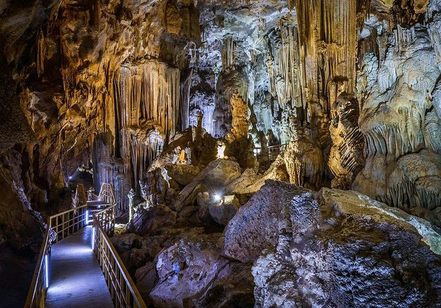 Động Tiên Sơn - Không gian mát mẻ quanh năm với hệ thống nhũ đá tự nhiên đẹp mắ