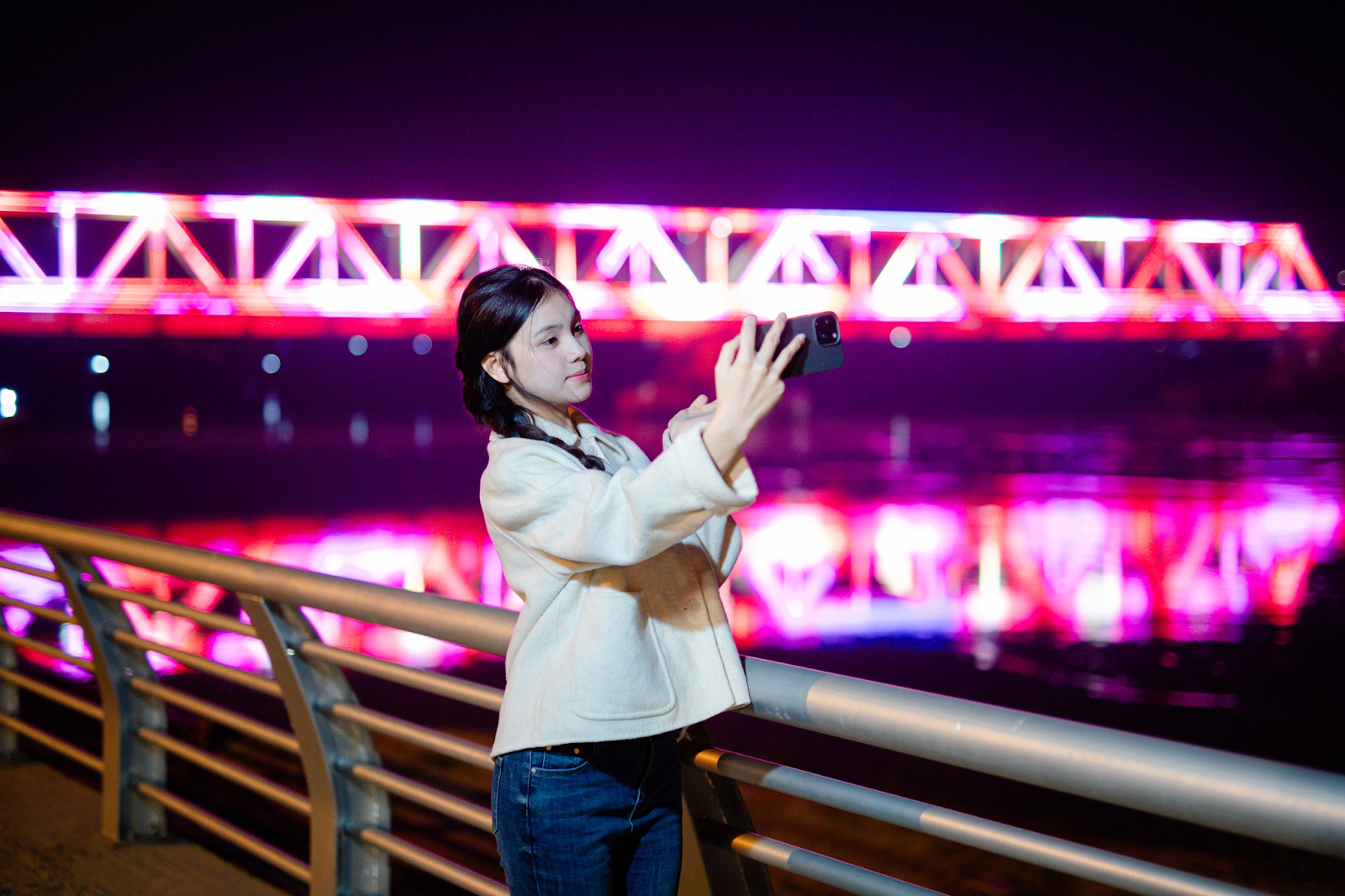 Bắt trọn khoảnh khắc với cây cầu Hàm Rồng khi màn đêm buông xuống