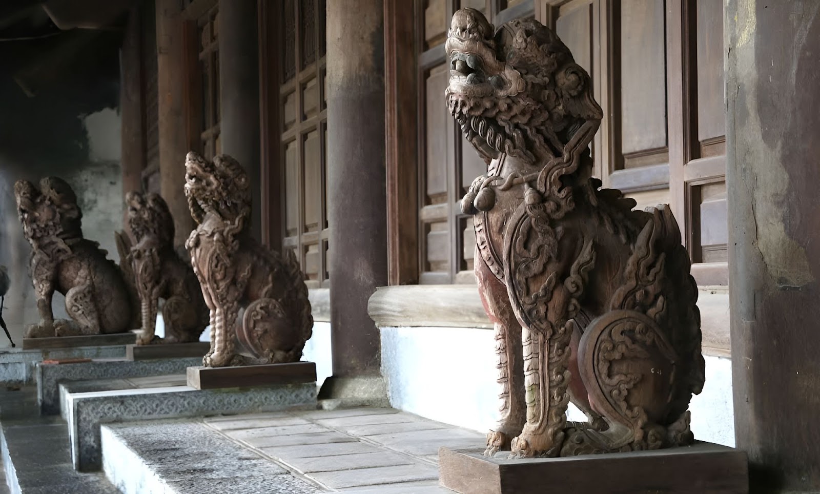 Khu vực sân Thái Miếu nhà Hậu Lê với hàng linh vật đá cổ, mang ý nghĩa trấn giữ và tôn nghiêm.