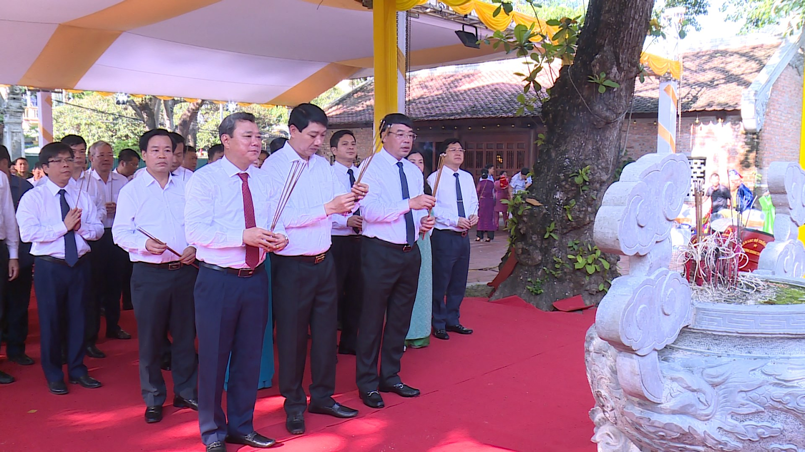 Người dân và du khách về Thái Miếu nhà Hậu Lê dâng hương mỗi dịp lễ, tưởng nhớ công đức tổ tiên.