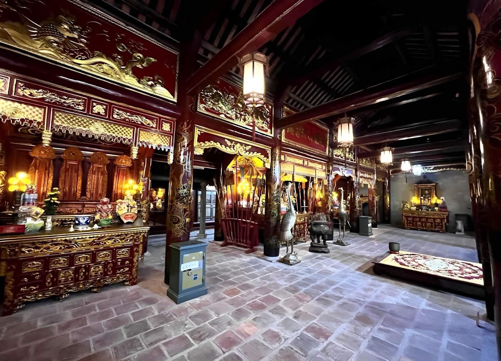 Không gian nội điện Thái Miếu nhà Hậu Lê với kiến trúc chạm khắc tinh xảo, đậm dấu ấn thời Lê.