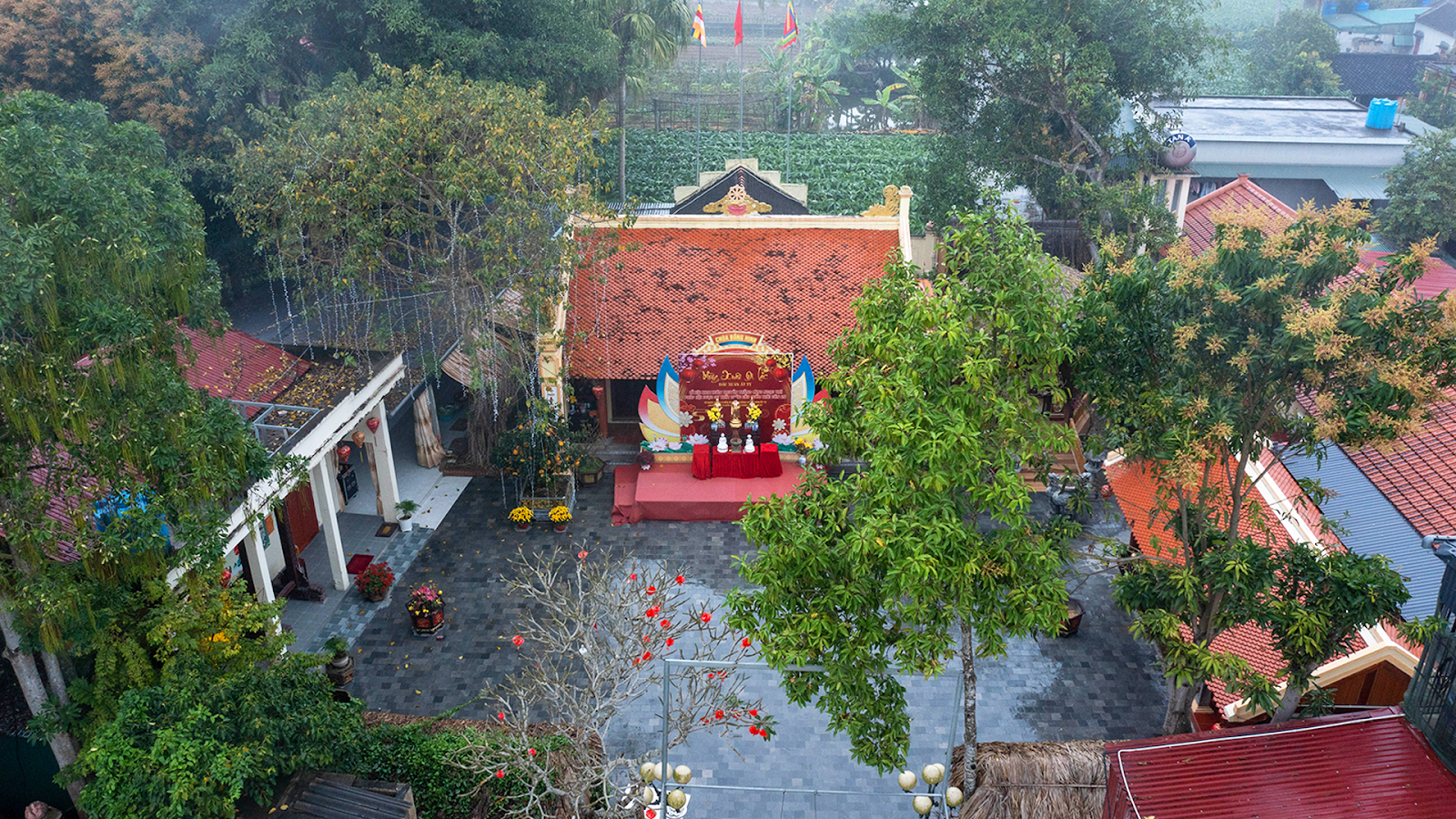 Toàn cảnh chùa Bồng Hinh từ trên cao – một nét bình yên giữa làng quê xứ Thanh. 