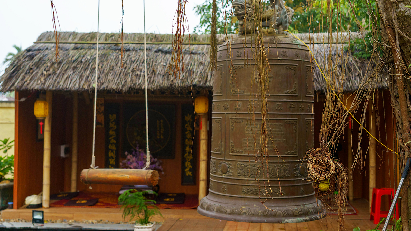 Gác chuông chùa Bồng Hinh – nơi tiếng chuông ngân vang giữa không gian tĩnh lặng. 