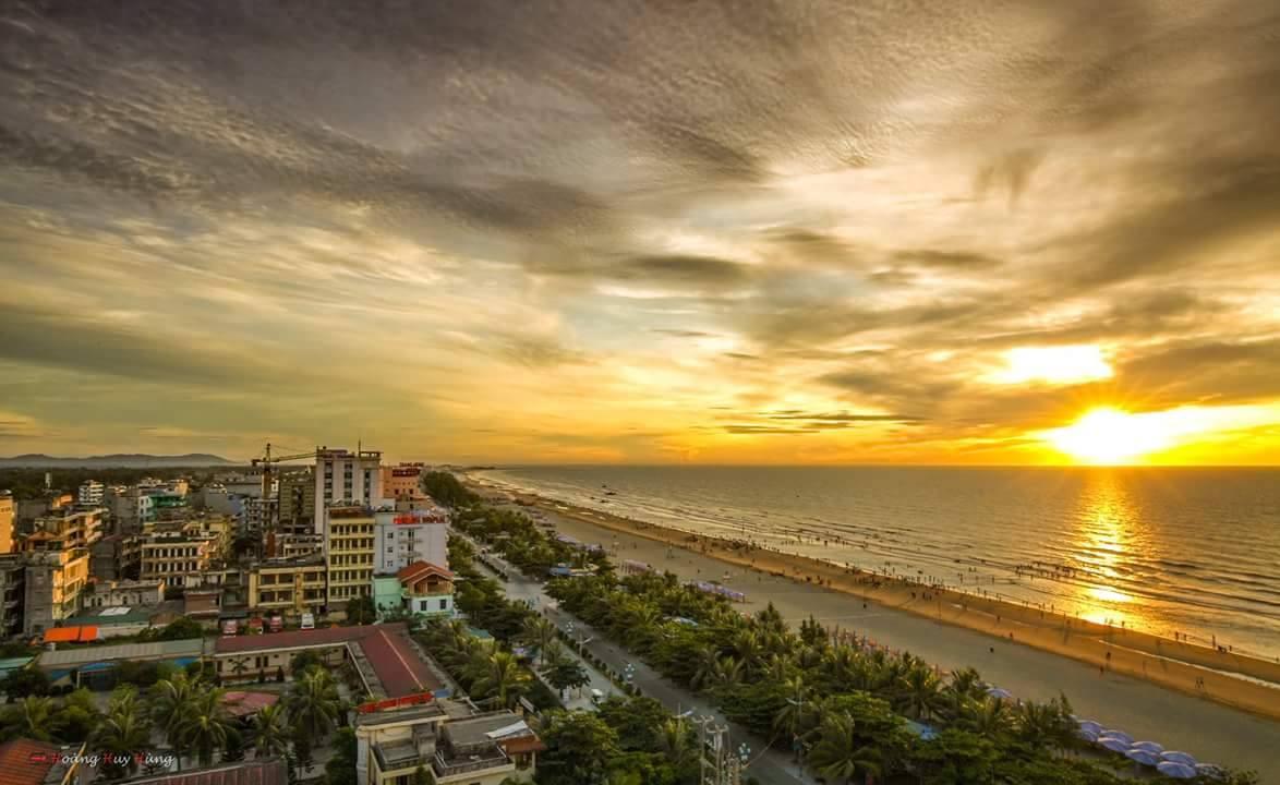 Hoàng hôn trên biển Sầm Sơn rực rỡ ánh nắng vàng.