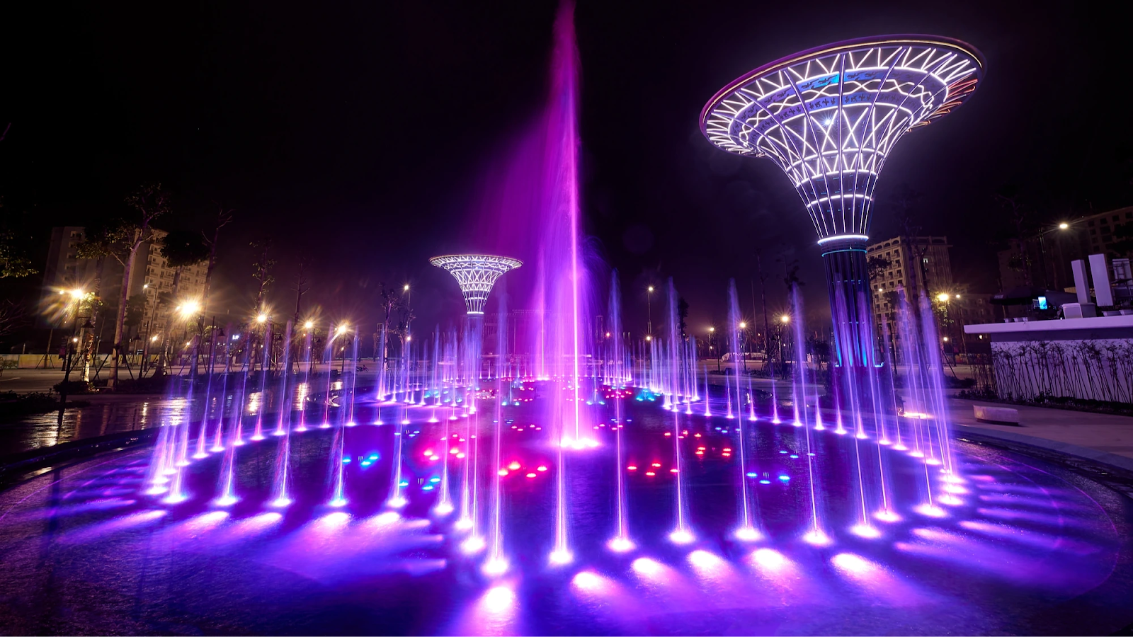 Không gian rộng lớn tại Quảng trường biển Sầm Sơn thu hút du khách dạo chơi và check-in. (Nguồn: Sưu tầm)