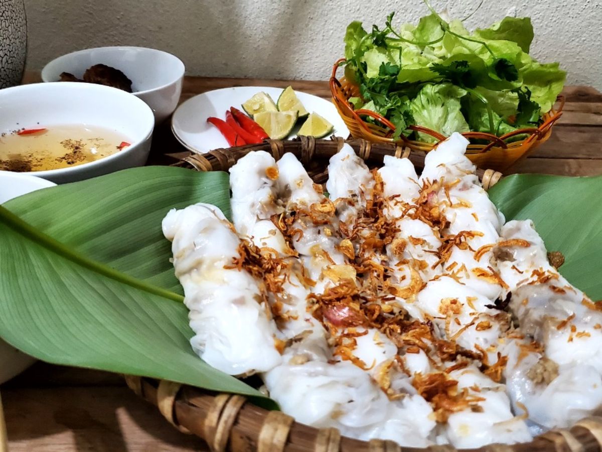 Món bánh cuốn Thanh Hóa dẻo thơm ăn kèm chả thịt và nước chấm đậm đà. (Nguồn: Sưu tầm)