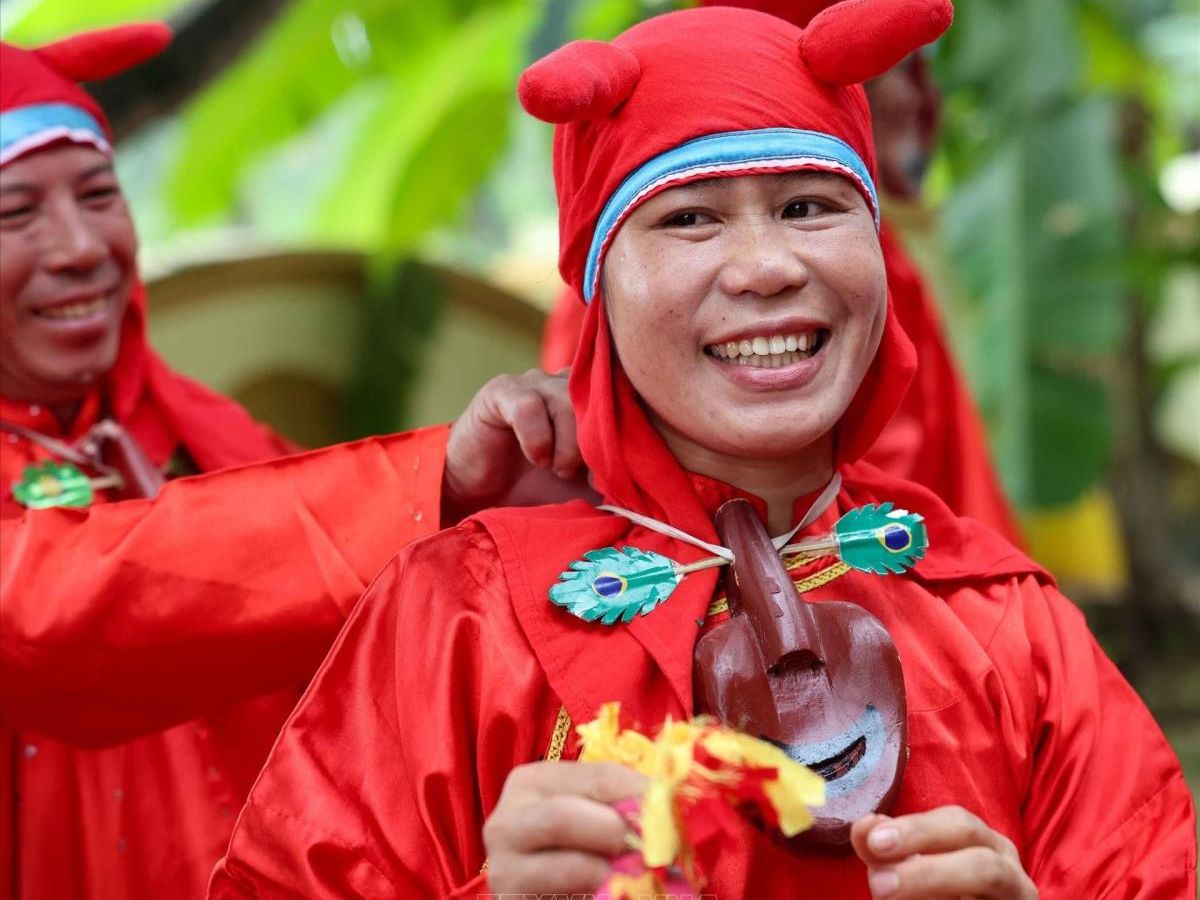 Nghệ thuật tạo hình và biểu cảm qua chiếc mặt nạ gỗ sơn son tạo nên điểm khác biệt của trò Xuân phả. (Nguồn: Sưu tầm)