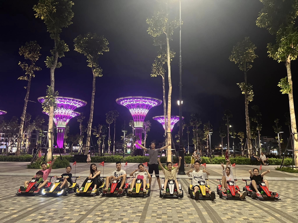 Tận hưởng không gian xanh mát và tham gia các trò chơi tại quảng trường biển Sầm Sơn. (Nguồn: Sưu tầm)