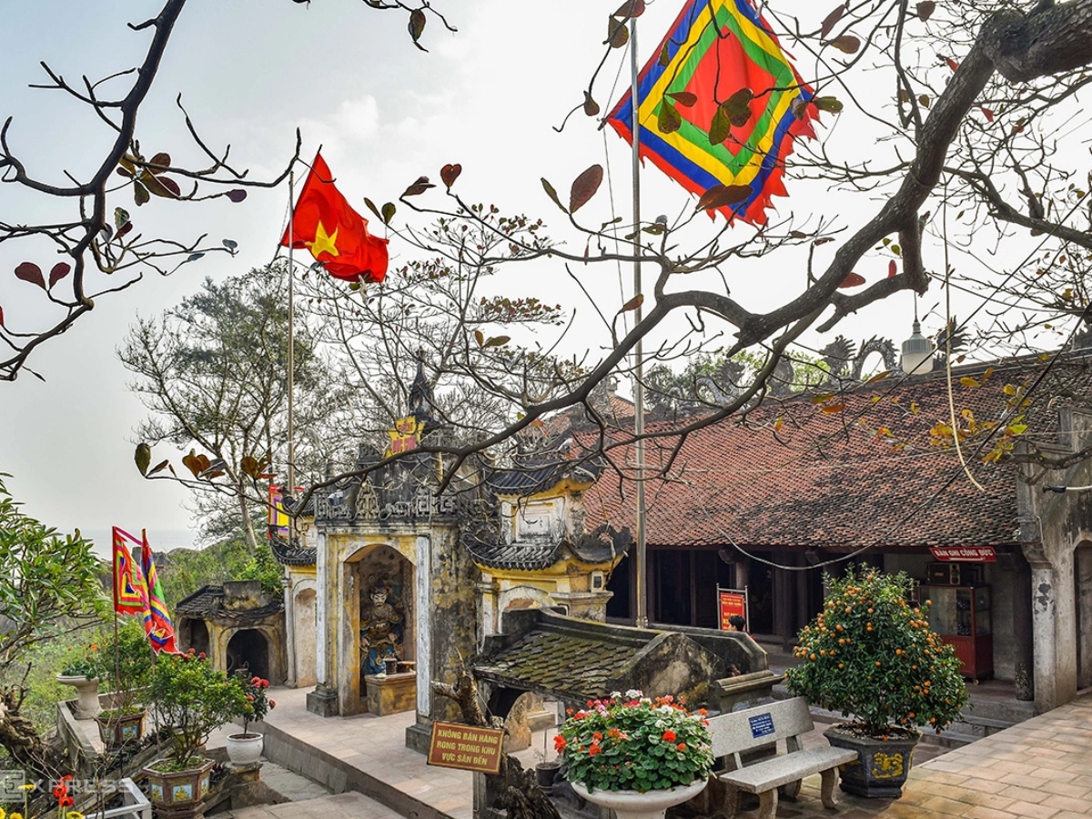 Tham quan và chiêm bái tại đền Độc Cước. (Nguồn: VnExpress)