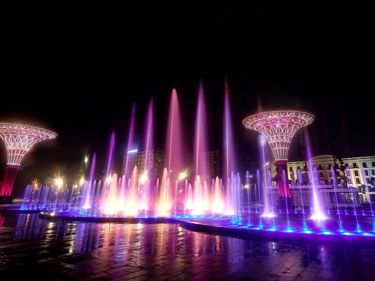 Dành thời gian buổi tối để đi dạo và check-in tại quảng trường biển Sầm Sơn. (Nguồn: Sưu tầm)