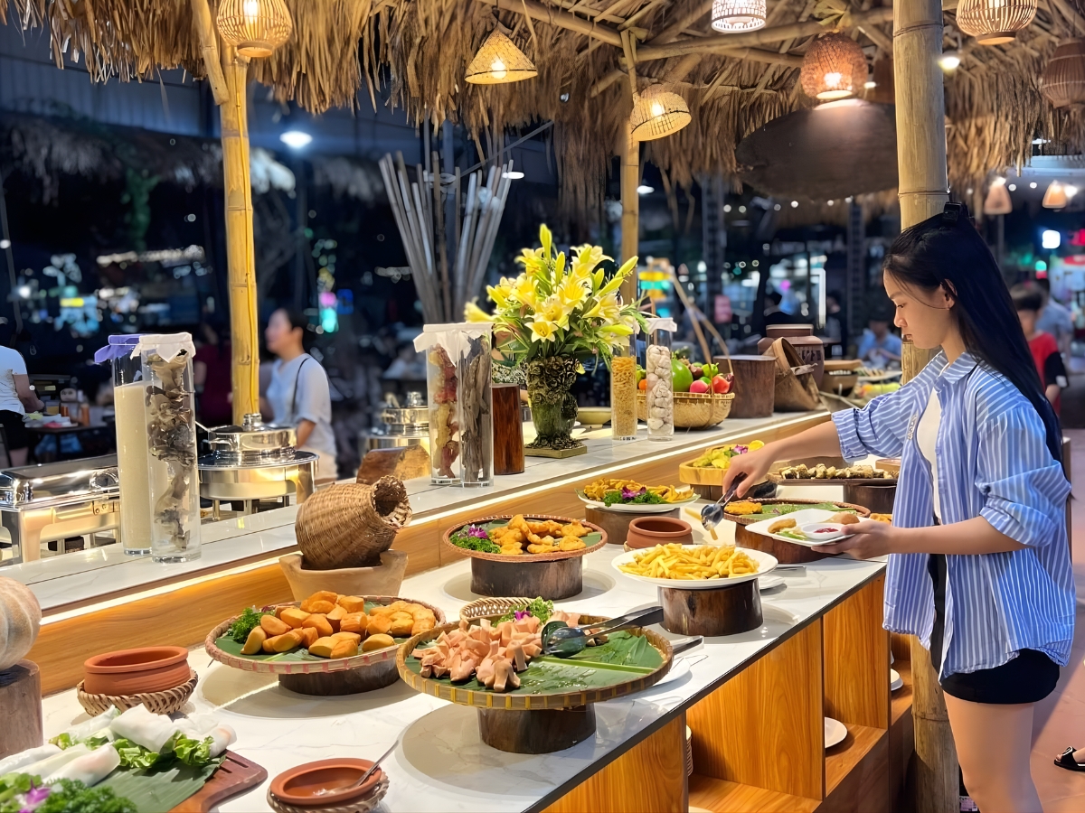 Quầy buffet với đa dạng món ăn, thoải mái cho du khách lựa chọn. (Nguồn: Sưu tầm)