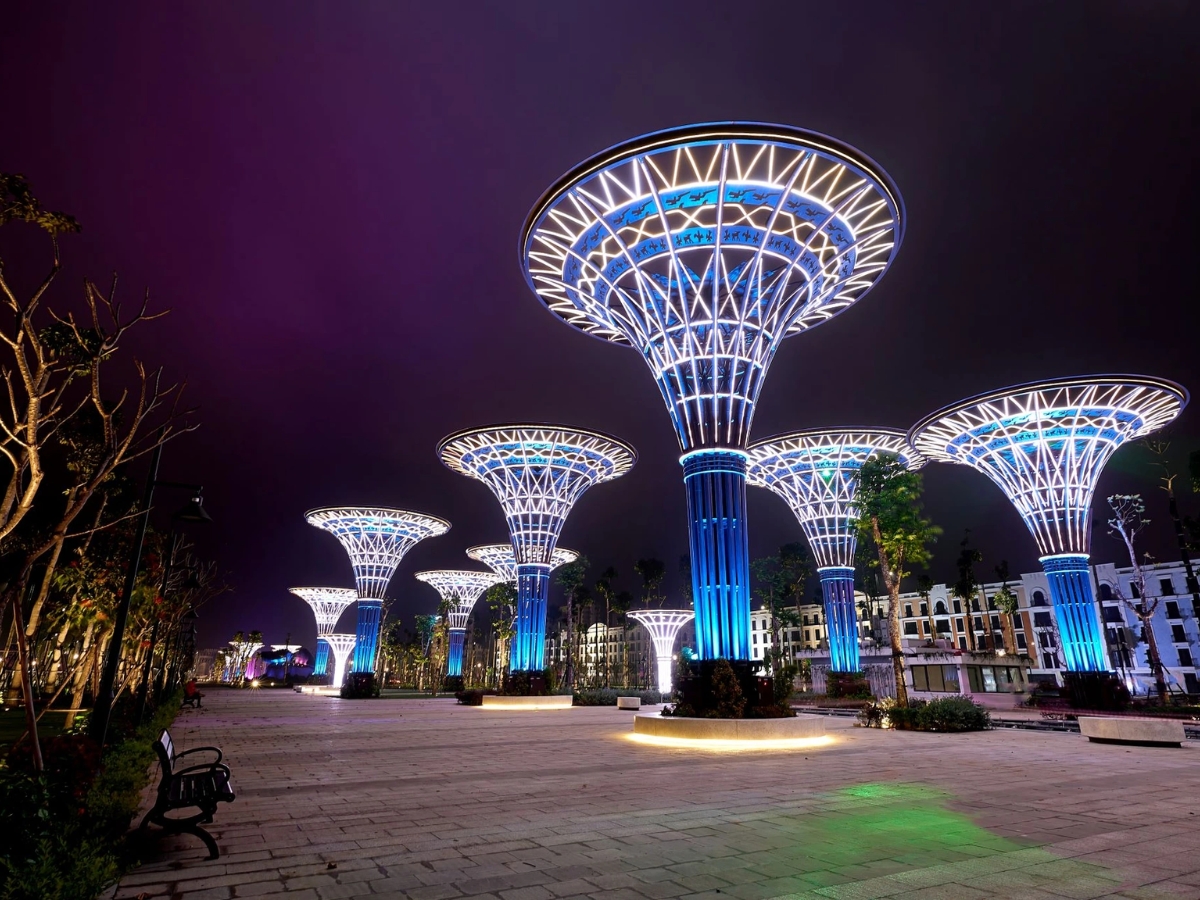 Đi dạo và check-in tại quảng trường biển Sầm Sơn. (Nguồn: Dân trí)