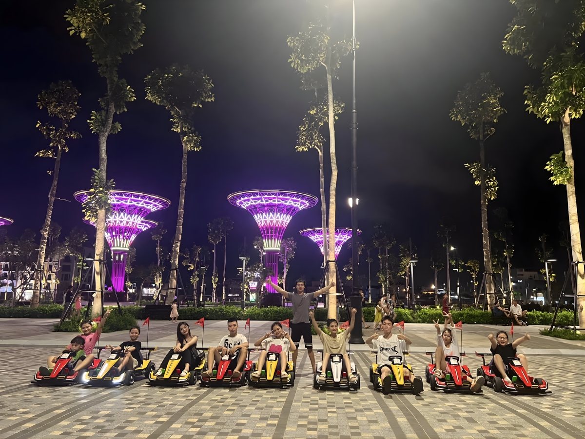 Buổi tối hãy dành thời gian đi dạo và vui chơi tại quảng trường biển Sầm Sơn. (Nguồn: Sưu tầm)