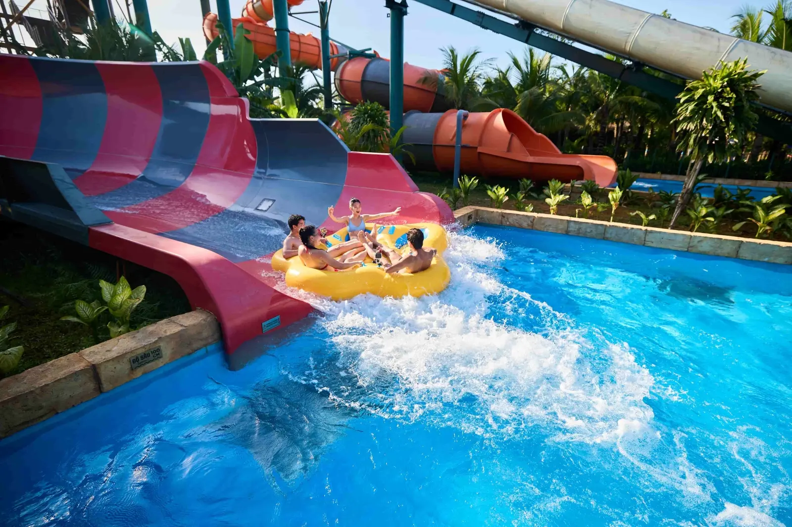 Không khí sôi động tại công viên nước Sầm Sơn.