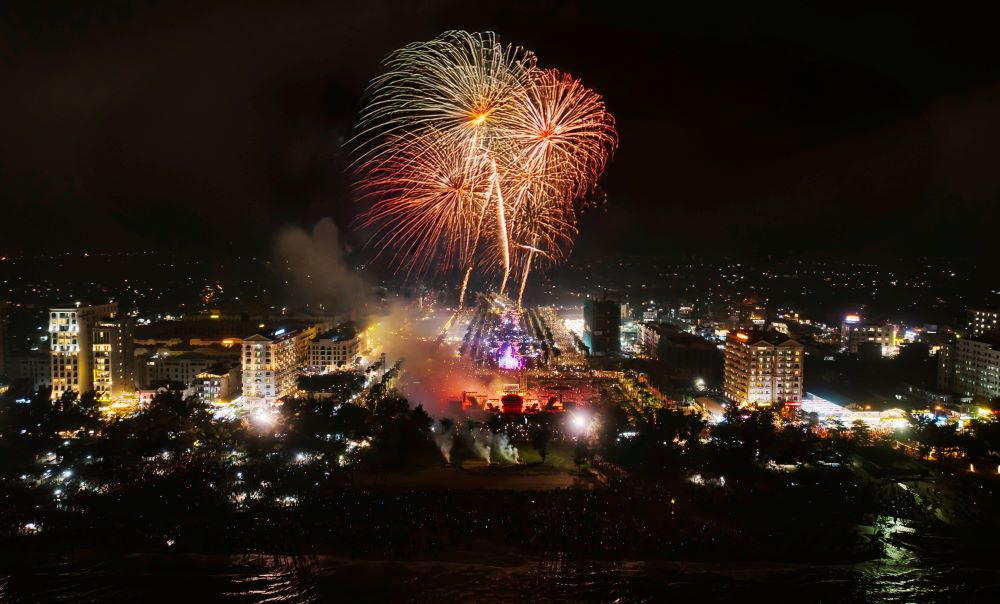 Màn pháo hoa thắp sáng biển trời Sầm Sơn trong sự kiện năm 2025.