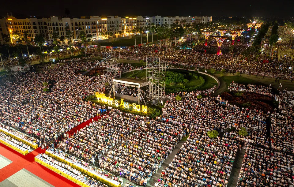 Lễ hội biển Sầm Sơn mỗi năm thu hút hàng vạn du khách tham gia