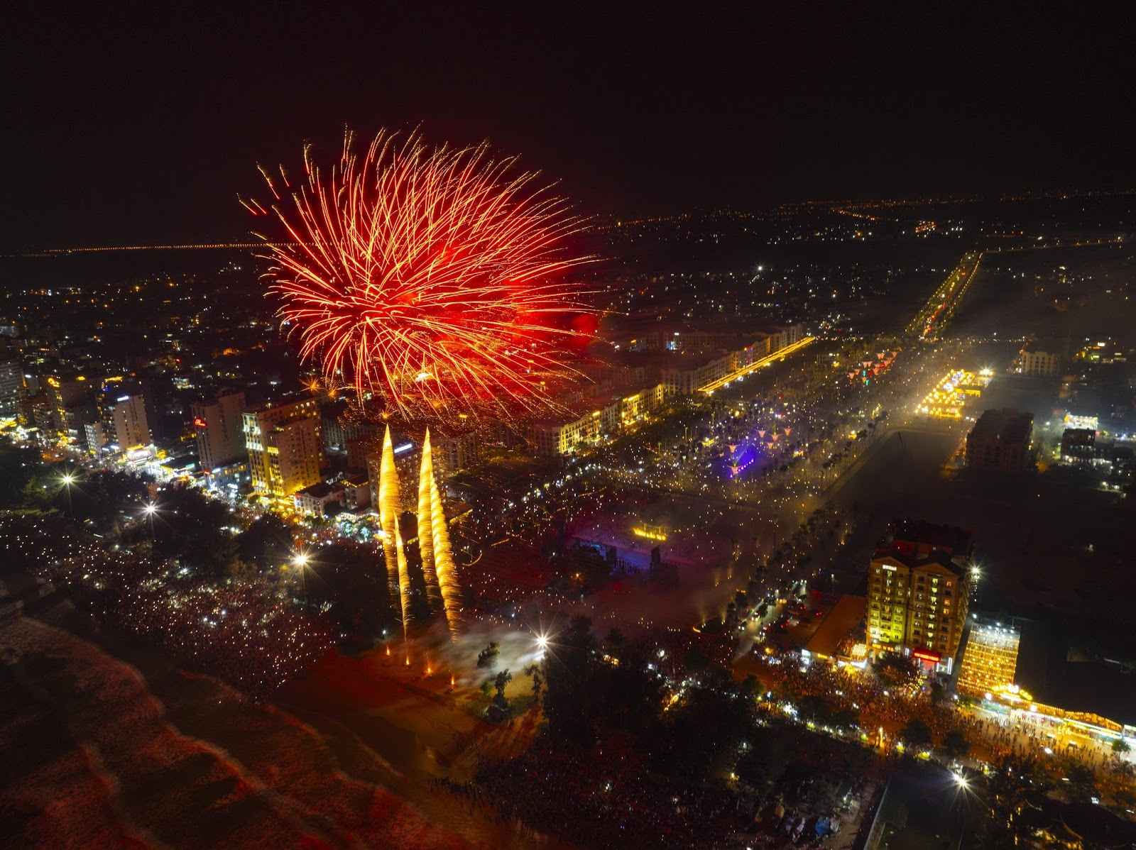 Màn pháo hoa ấn tượng thắp sáng biển trời Sầm Sơn trong sự kiện năm 2025.