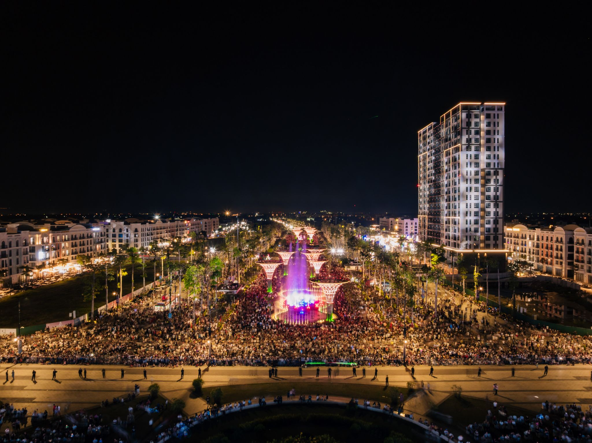 Đông đảo du khách đổ về đêm khai hội Du lịch biển Sầm Sơn 2026