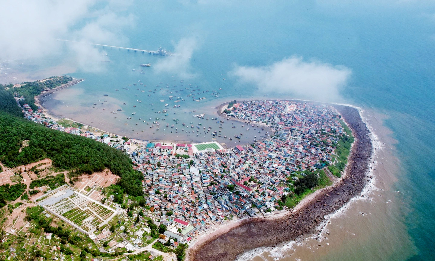 Toàn cảnh đảo Biện Sơn nhìn từ trên cao, thể hiện hình dáng bán đảo và bãi biển ven đảo